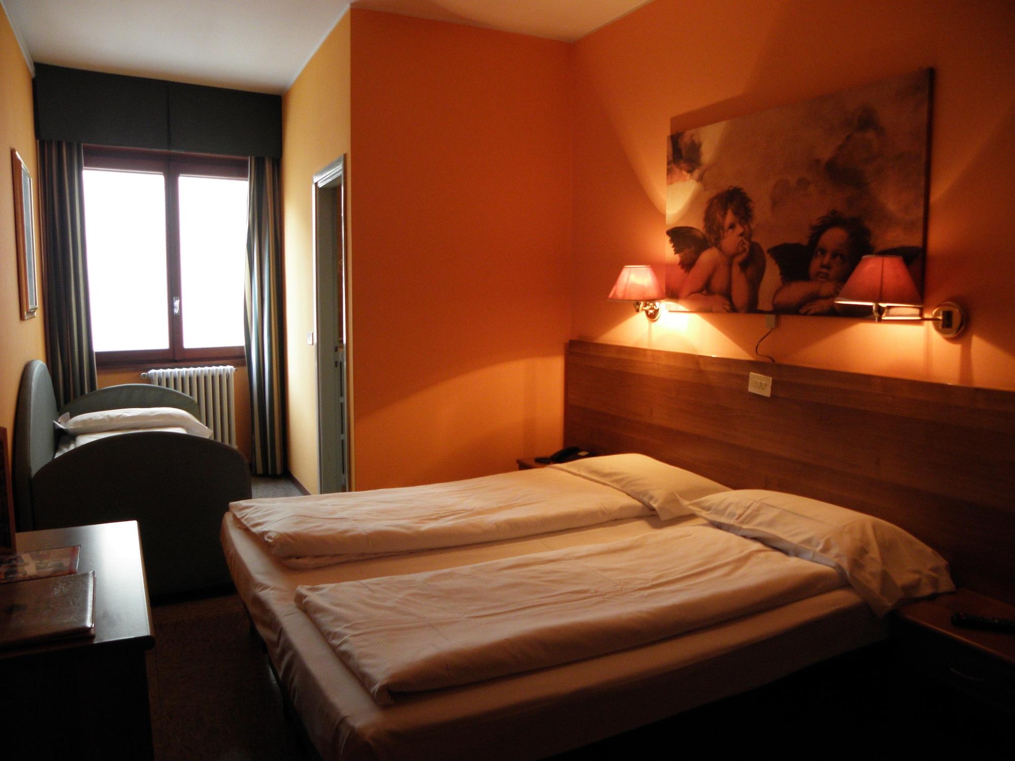 טיראנו Hotel Corona מראה חיצוני תמונה
