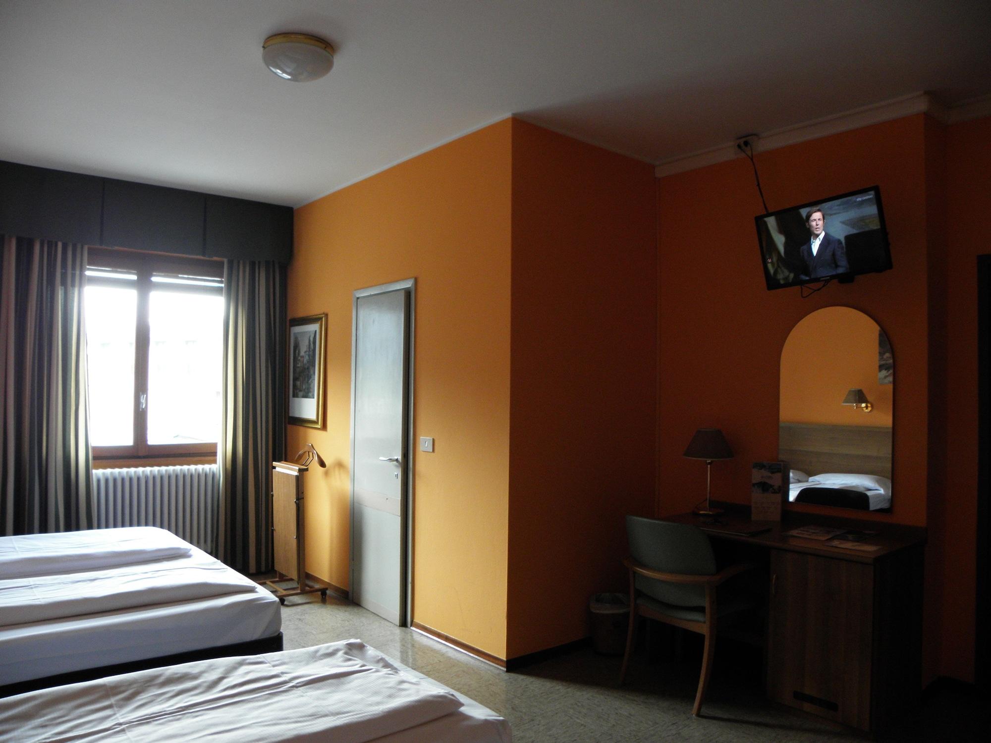 טיראנו Hotel Corona מראה חיצוני תמונה