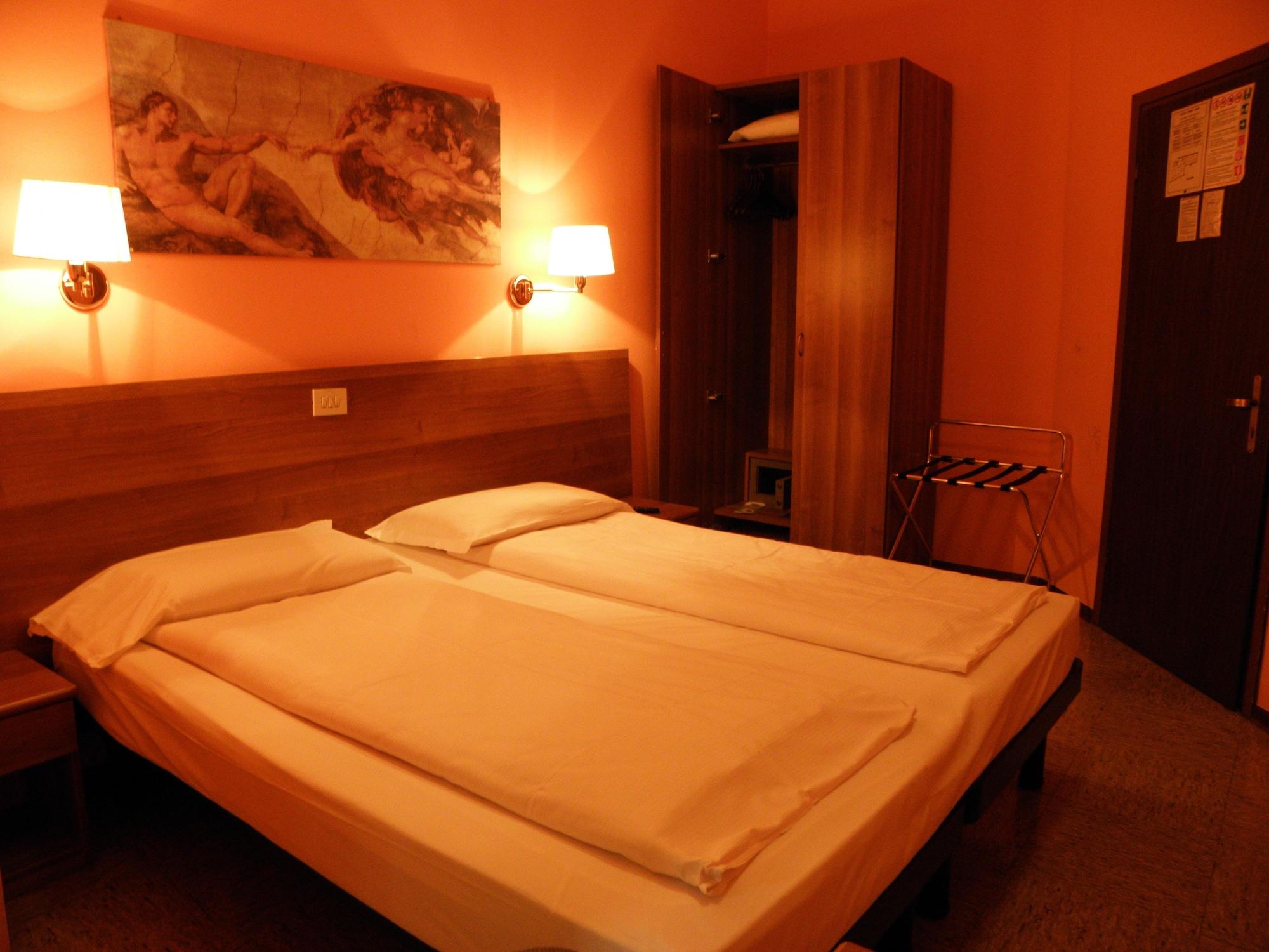 טיראנו Hotel Corona מראה חיצוני תמונה