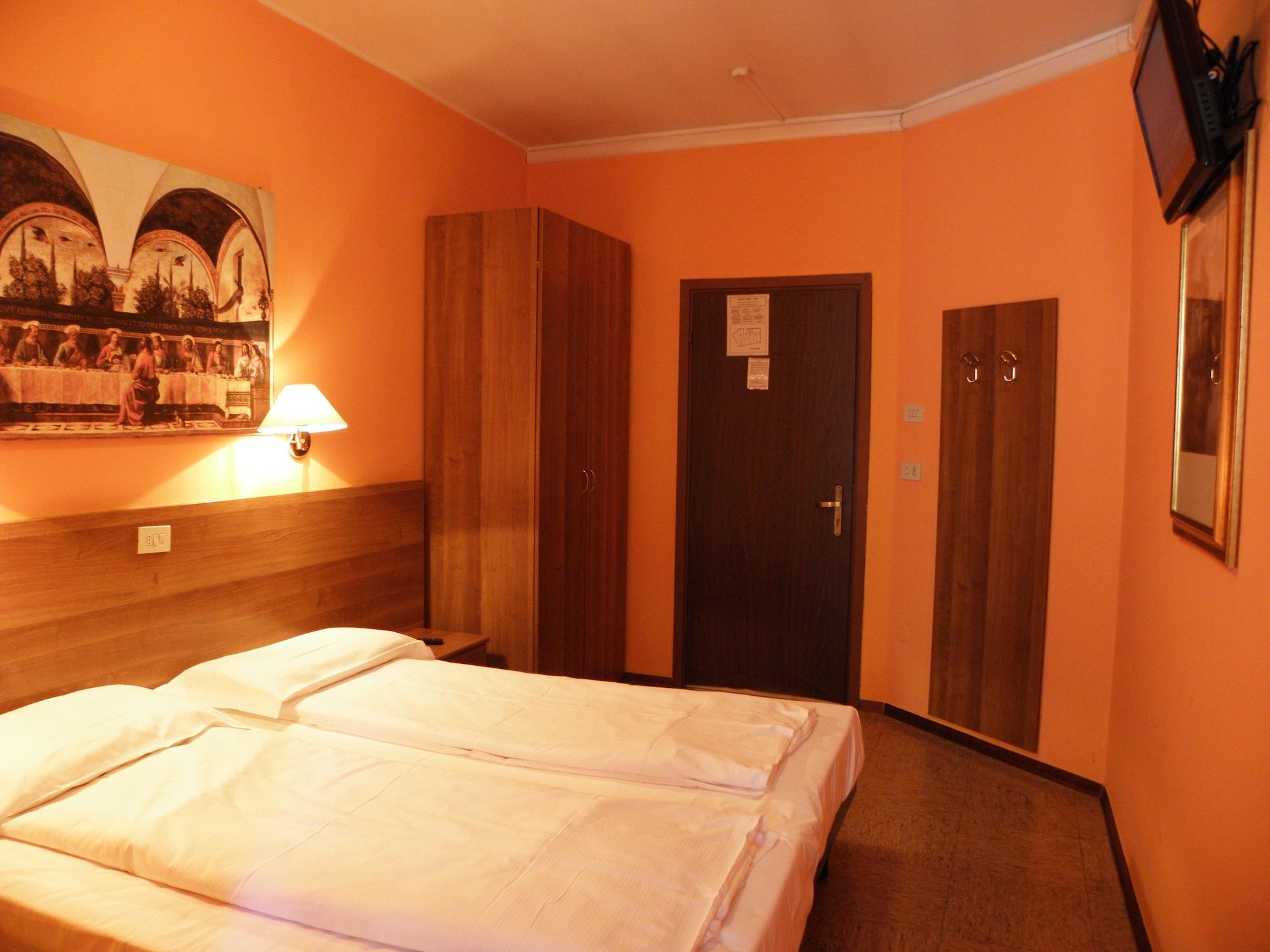 טיראנו Hotel Corona מראה חיצוני תמונה