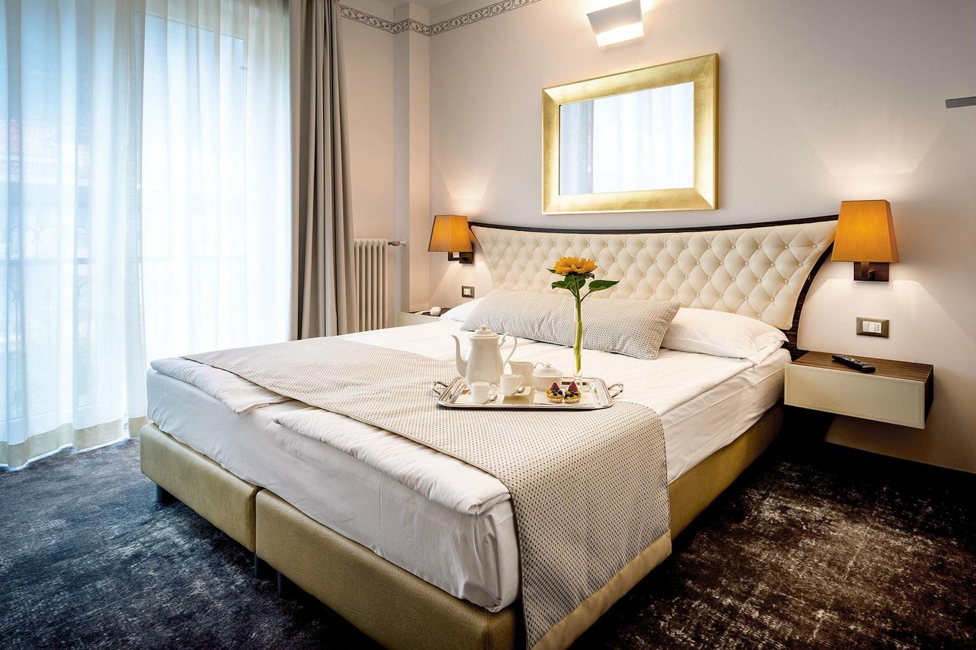 טיראנו Hotel Corona מראה חיצוני תמונה