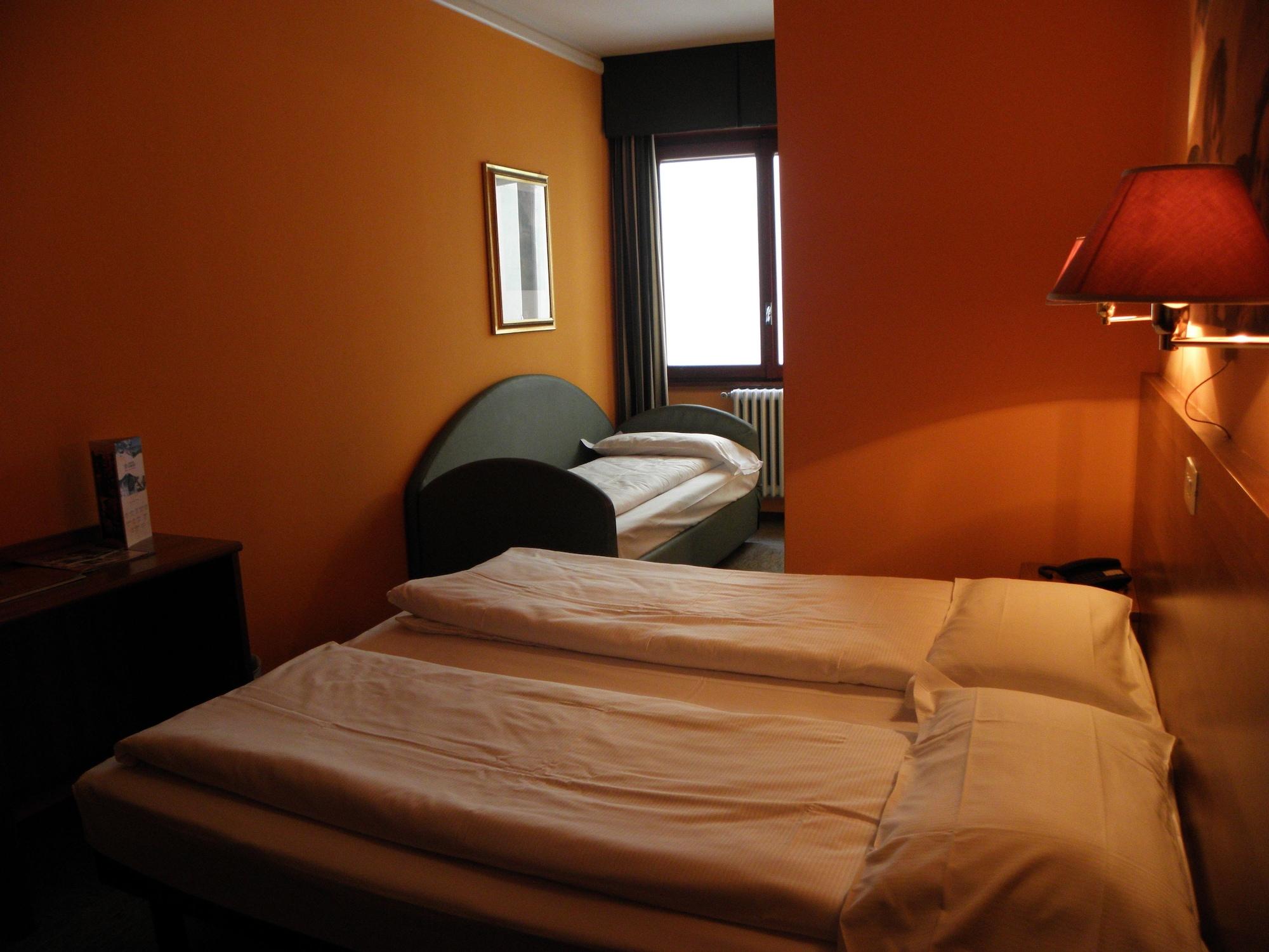 טיראנו Hotel Corona מראה חיצוני תמונה