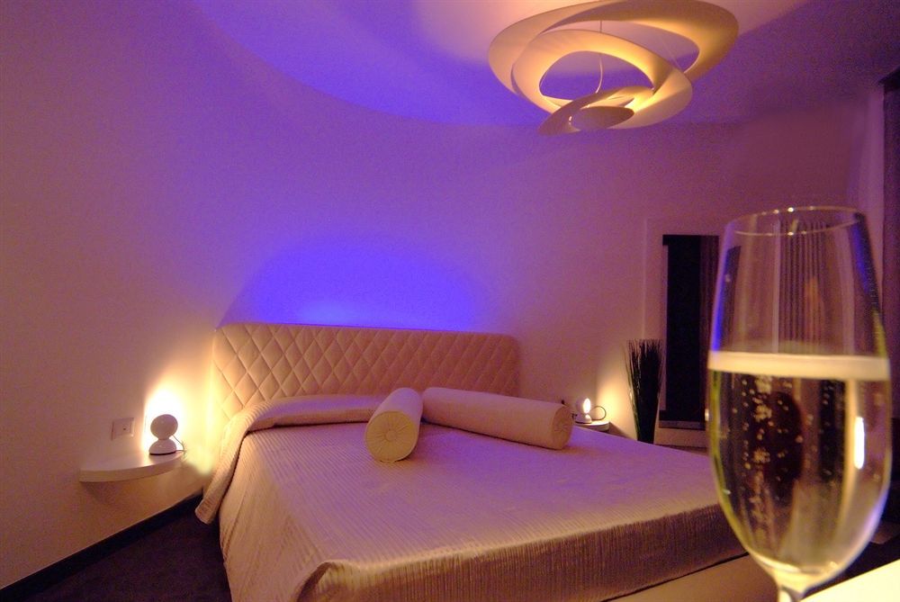 טיראנו Hotel Corona מראה חיצוני תמונה