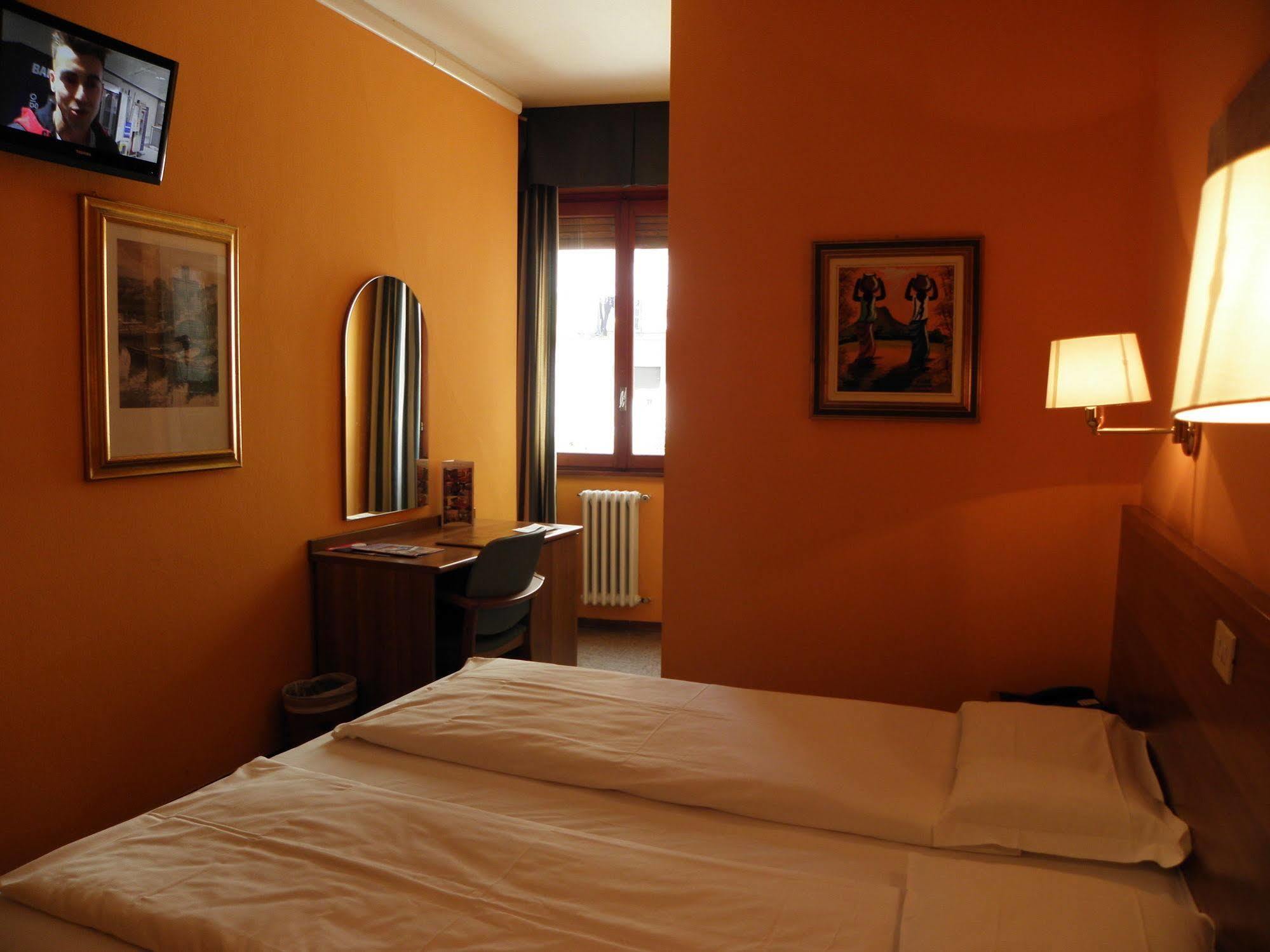 טיראנו Hotel Corona מראה חיצוני תמונה
