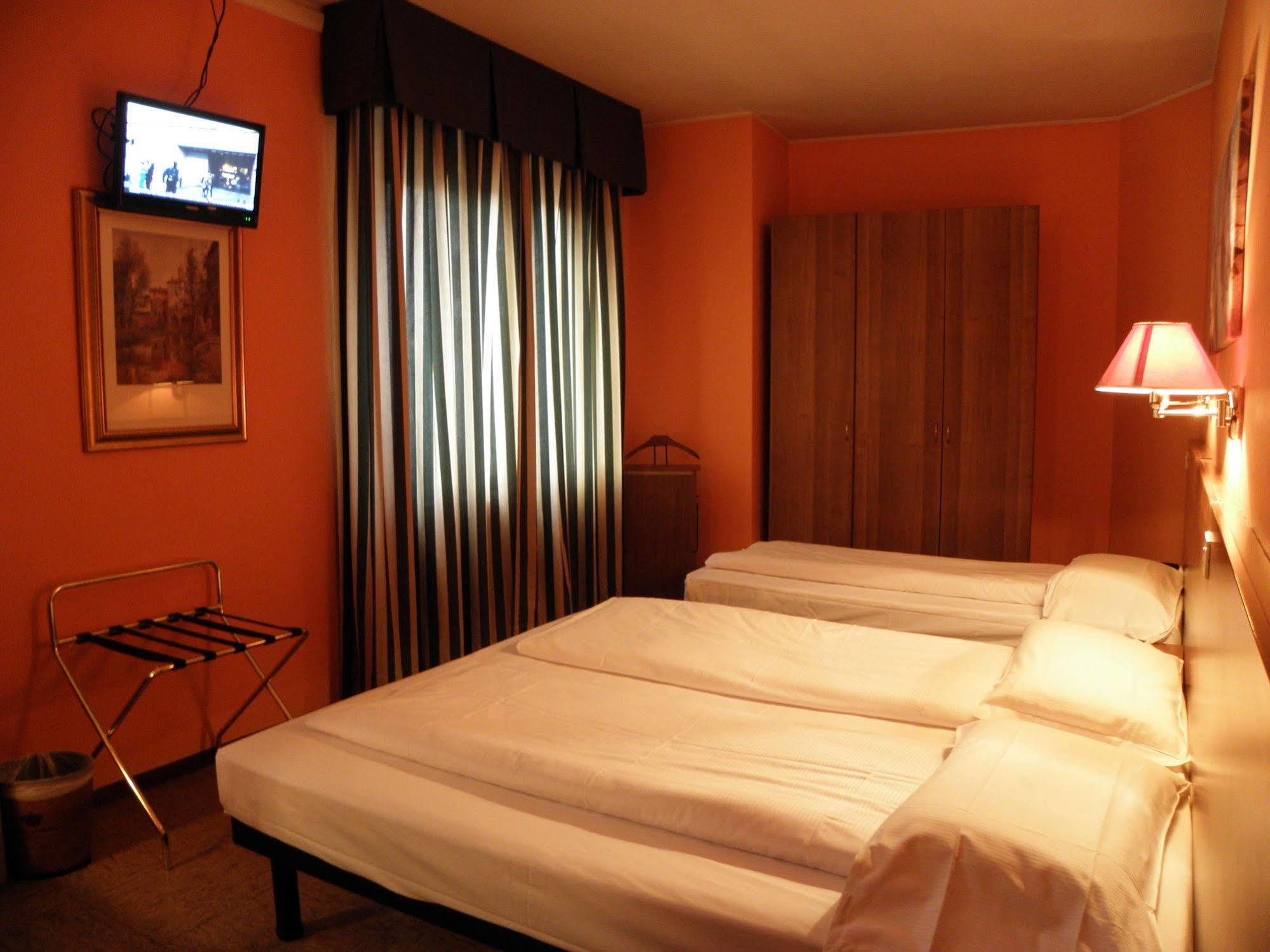 טיראנו Hotel Corona מראה חיצוני תמונה