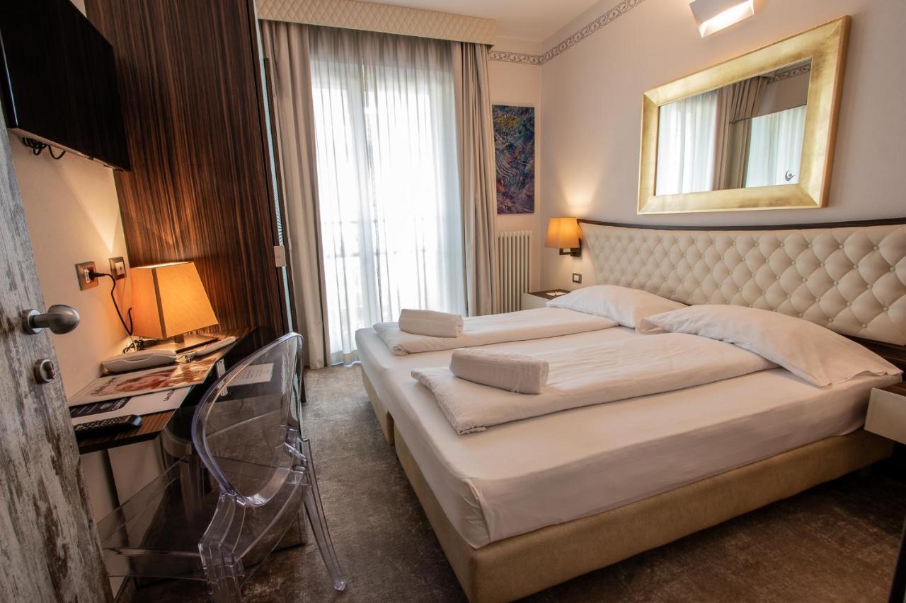 טיראנו Hotel Corona מראה חיצוני תמונה